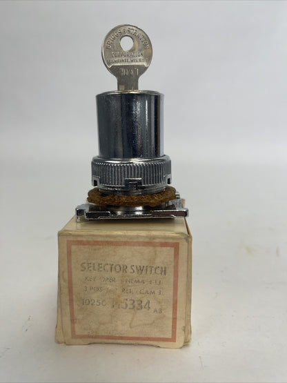 CUTLER HAMMER 10250T15334 SELECTOR SWITCH KEY OPER. NEMA 3-13 3 POS.SPR. RET.
