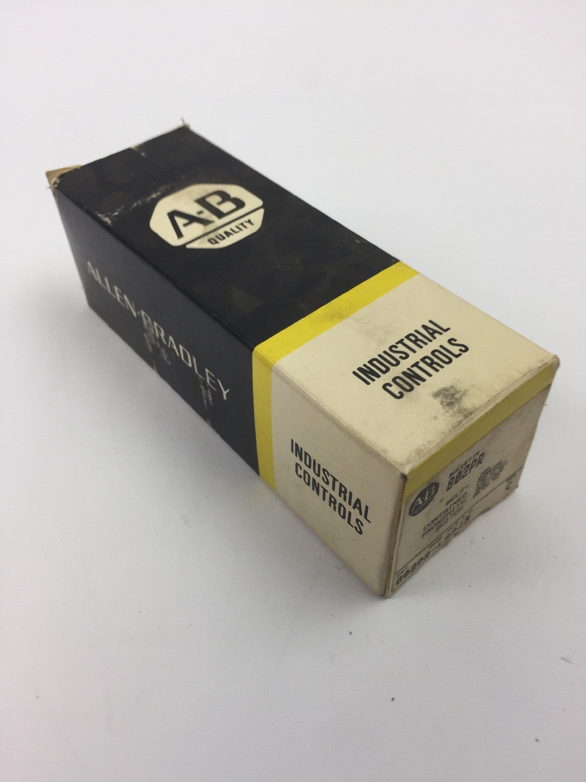 ALLEN BRADLEY 802PR-LAAJ3 SELF-CONTAINED PROXIMITY SWITCH 102V-132V 50/60 HZ