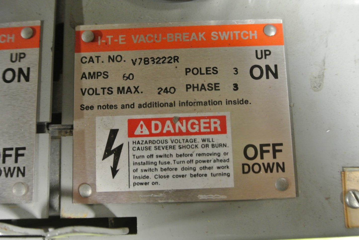 I-T-E V7B3222R - TWIN PANELBOARD VACU-BREAK SWITCH - 240V, 60A, 3-POLE