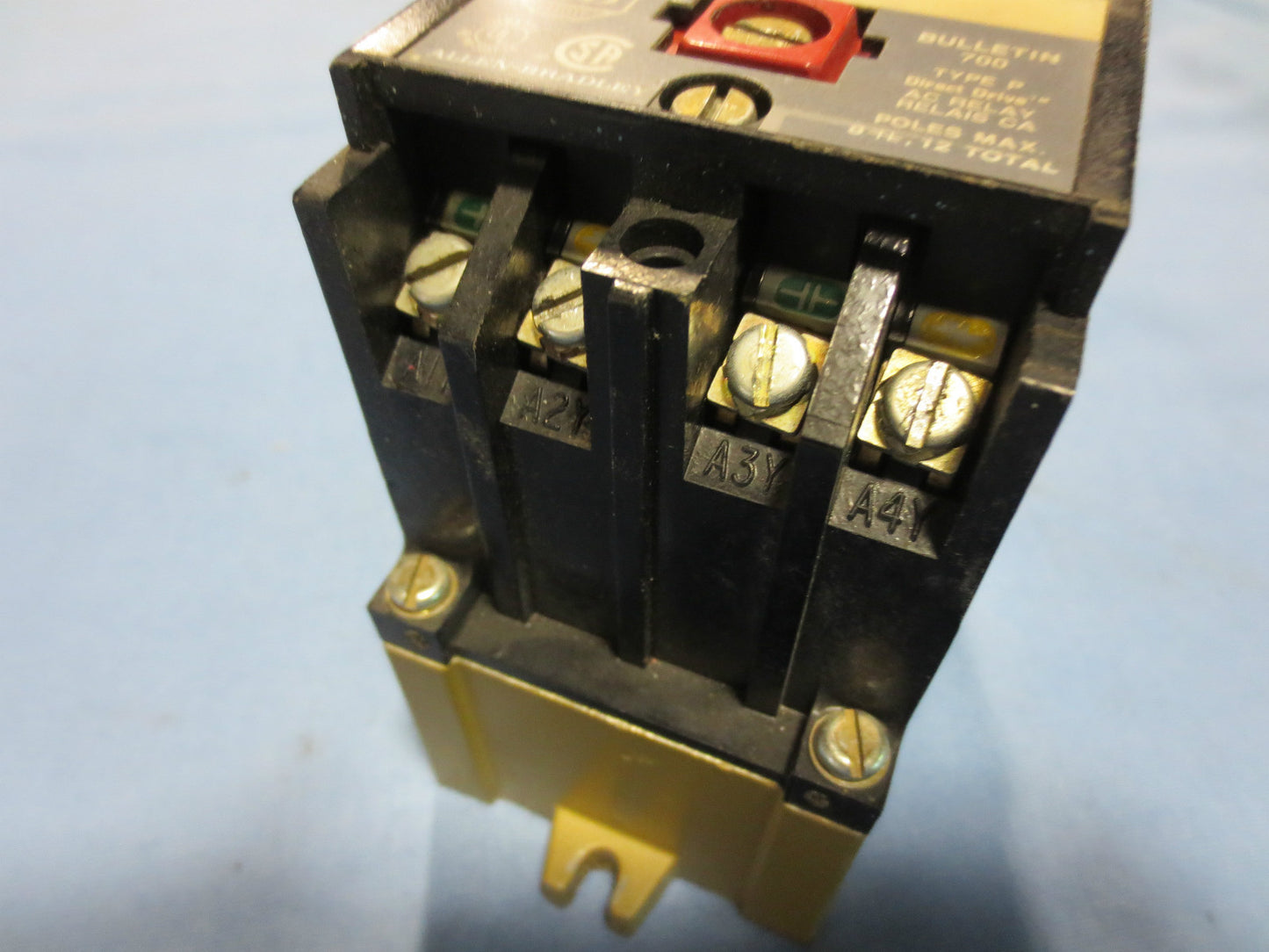 ALLEN-BRADLEY 700-P400A1 Ser. A - AC RELAY / w/ 700-PB40