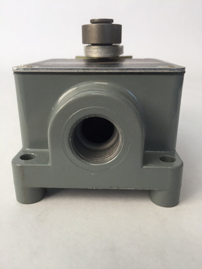 ALLEN BRADLEY 801-ASD17 LIMIT SWITCH ROLLER LEVER 600V AC/DC N.O.-N.C. CONTACT
