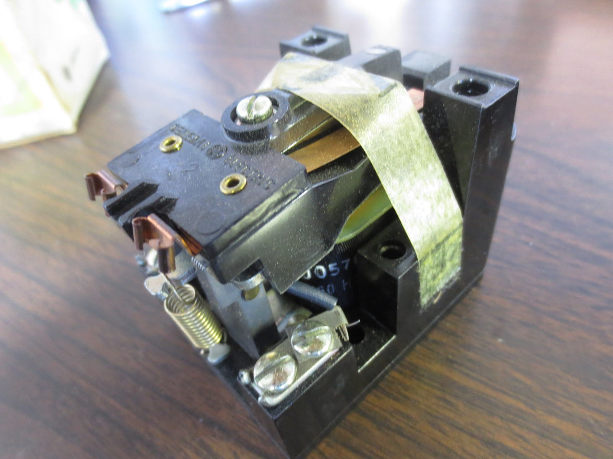 GENERAL ELECTRIC CR2790E100C8 GENERAL PURPOSE RELAY, 10A 24V 60Hz - NEW SURPLUS