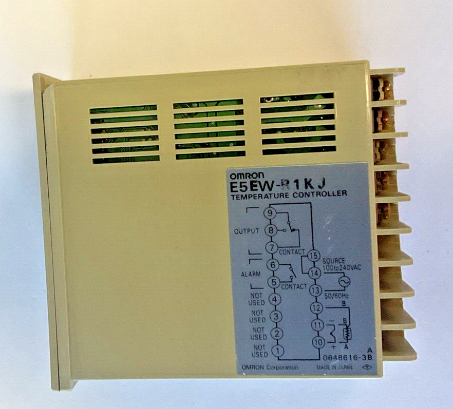 OMRON E5EW-R1KJ TEMPERATURE CONTROLLER 240VAC 50/60HZ 8VA 3A