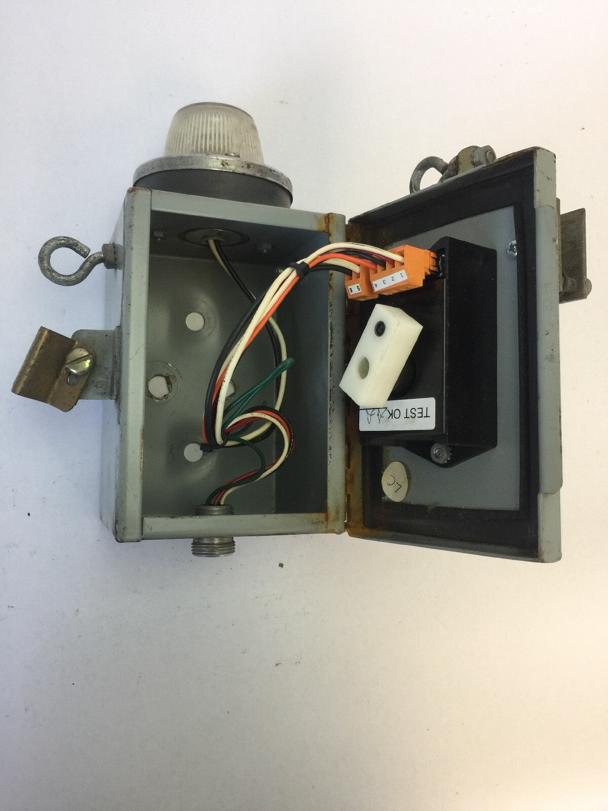 STRATOLITE #105 SAE-R(2)-72 D.O.T. PM-392 ENCLOSURE MISSING/BROKE LED BULB