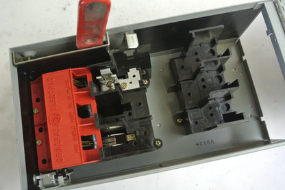 GE QMR223 FUSIBLE QMR-TYPE PANELBOARD / DISCONNECT SWITCH - 240V, 100A, 15HP MAX