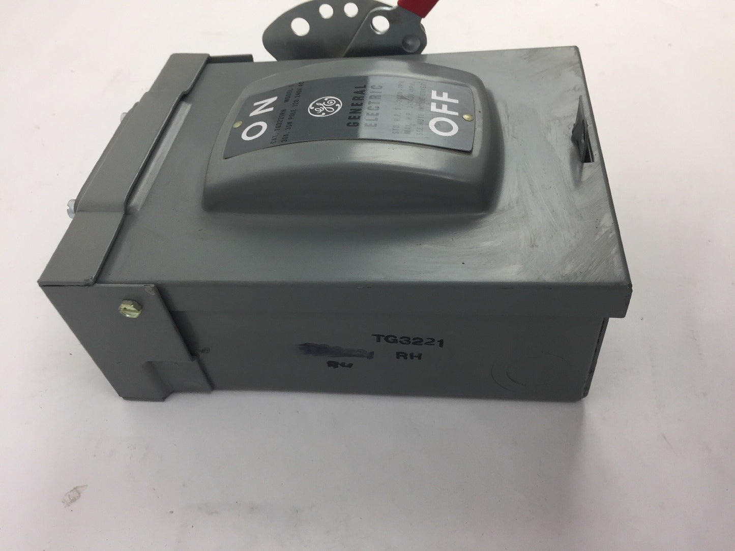 GE TG3221RH GENERAL DUTY SAFETY SWITCH 3SN POLES 120-240 VOLTS 240AC 30AMPS