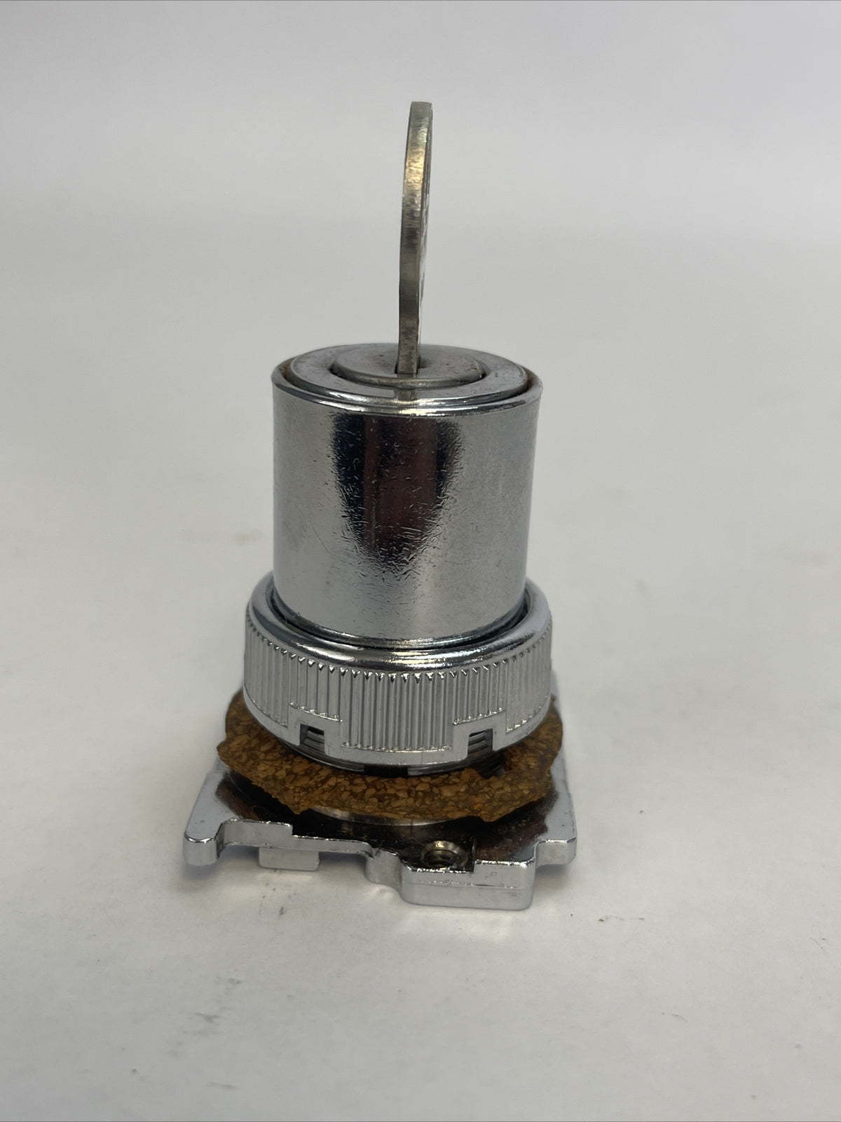 CUTLER HAMMER 10250T15334 SELECTOR SWITCH KEY OPER. NEMA 3-13 3 POS.SPR. RET.