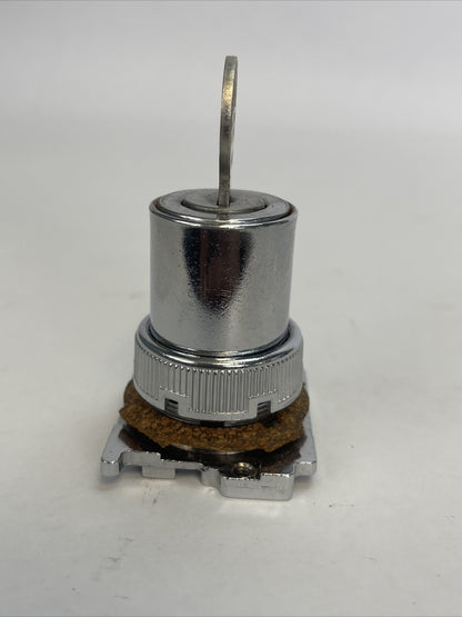 CUTLER HAMMER 10250T15334 SELECTOR SWITCH KEY OPER. NEMA 3-13 3 POS.SPR. RET.