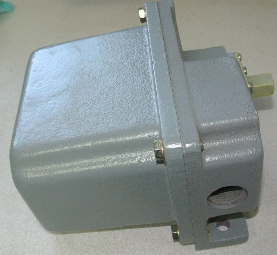 SQUARE D 9012 GAR26 MACHINE TOOL PRESSURE SWITCH, TYPE G - NEW SURPLUS
