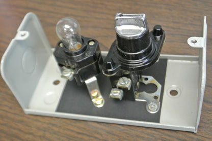 GENERAL ELECTRIC CR2940FA402A PUSHBUTTON STATION w/ YELLOW LENS / NEW SURPLUS