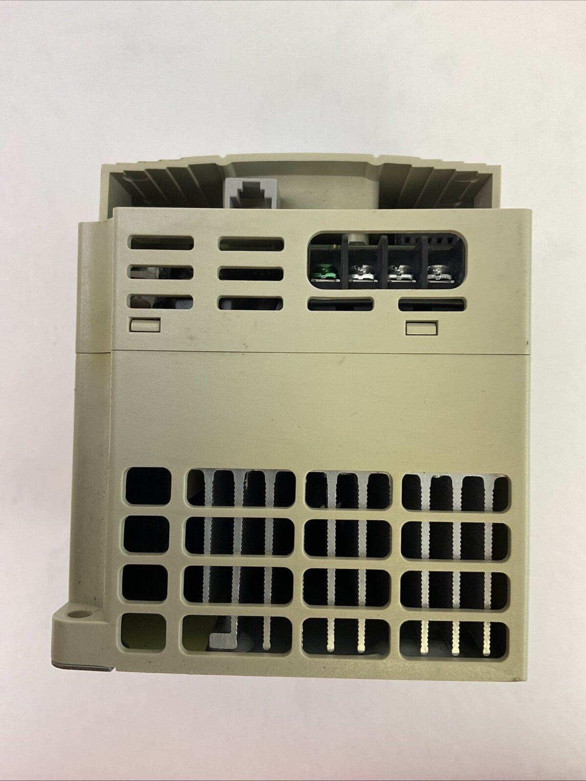DELTA VFD007M43B AC DRIVE 0.75kW OUTPUT 3PH 0-480VAC 3A 2.3KVA 1HP MISSING COVER