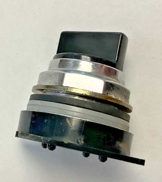 GENERAL ELECTRIC CR104P SELECTOR SWITCH 3POS. NEMA A600 W/O CONTACTS