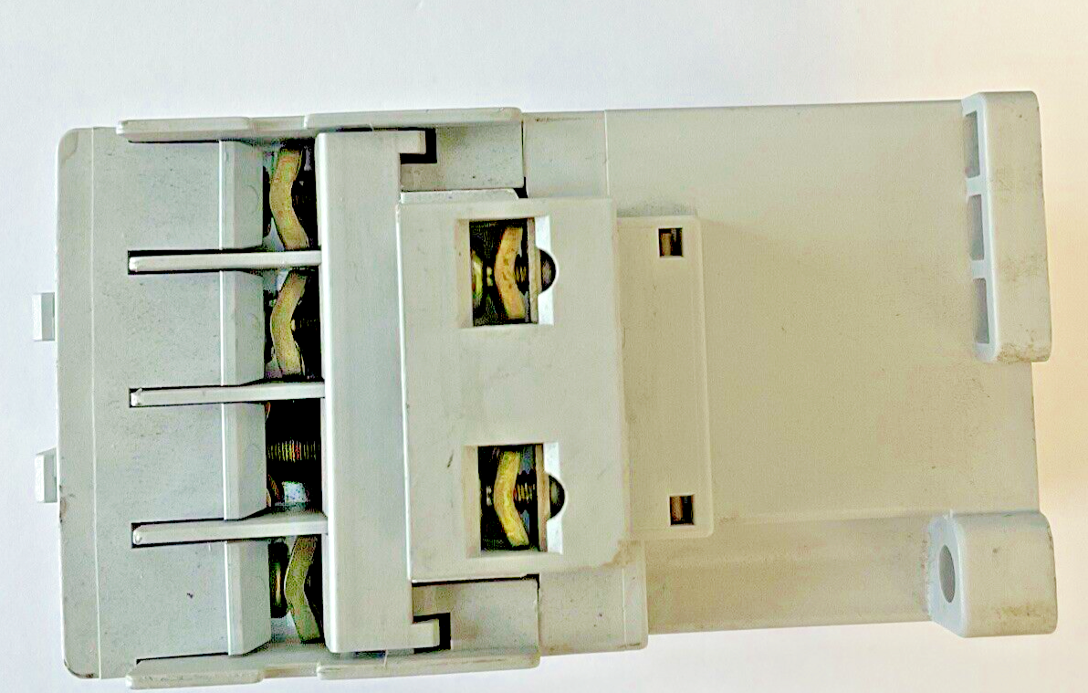 ALLEN BRADLEY 100-C12*10 CONTACTOR 600VAC 25AMPS C12