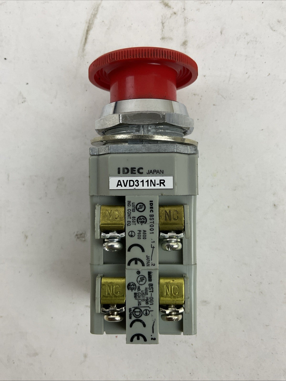 IDEC AVD311N-R RED TWIST-RELEASE EMERGENCY STOP MUSHROOM BUTTON