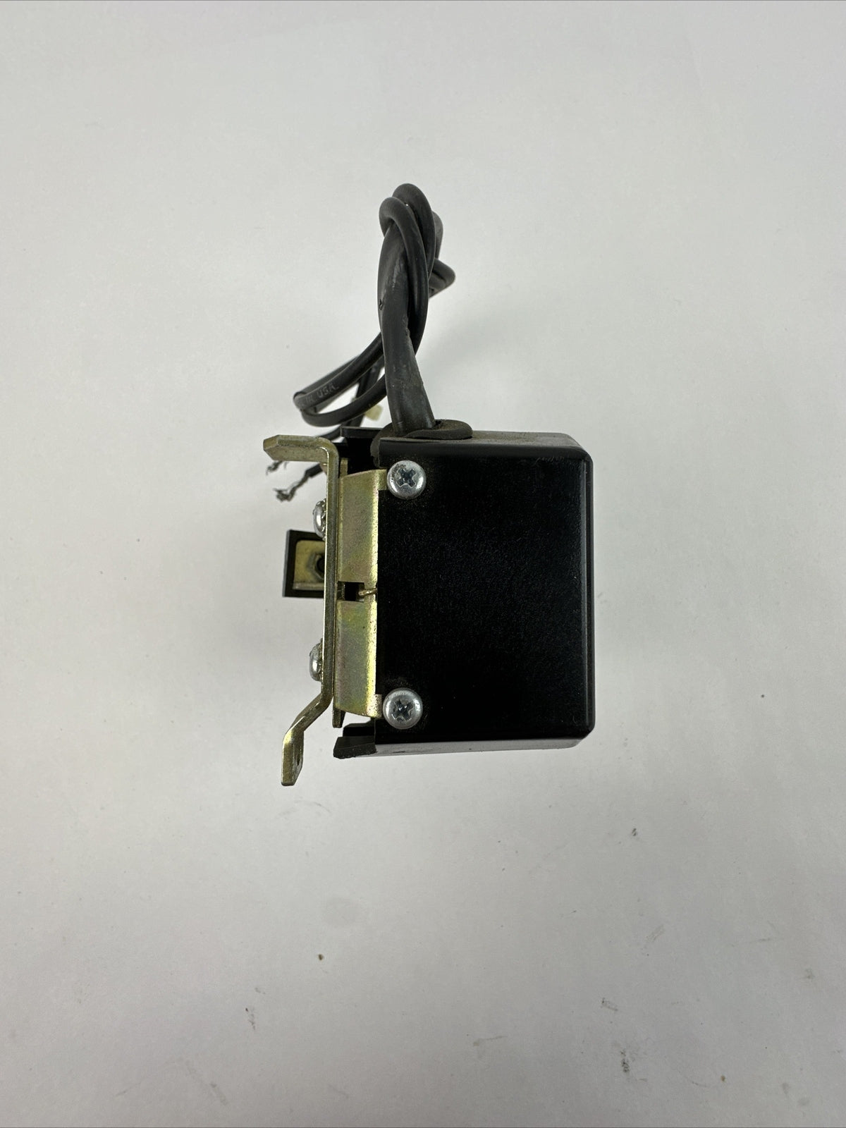 GE TVST12R SHUNT TRIP 120-240VAC 50/60HZ 125VDC CIRCUIT BREAKER ACCESSORY
