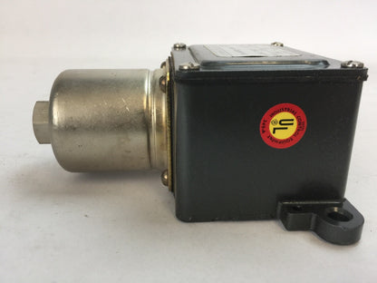 UNITED ELECTRIC CONTROLS J6 9515 142 PRESSURE SWITCH 0-18PSI 5AMP 125/250VAC