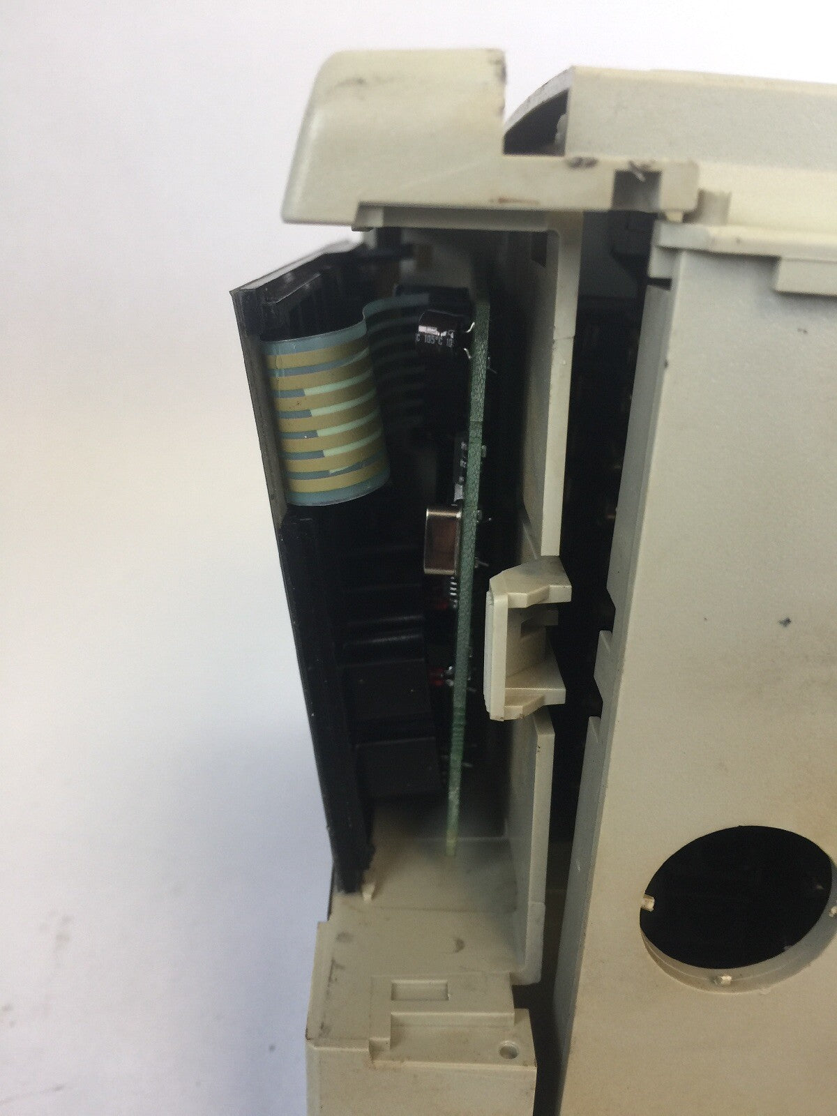 ALLEN BRADLEY 1305-BA06A AC DRIVE INPUT 380-460V 5.8A OUTPUT 380-460V 6.0A 3 HP