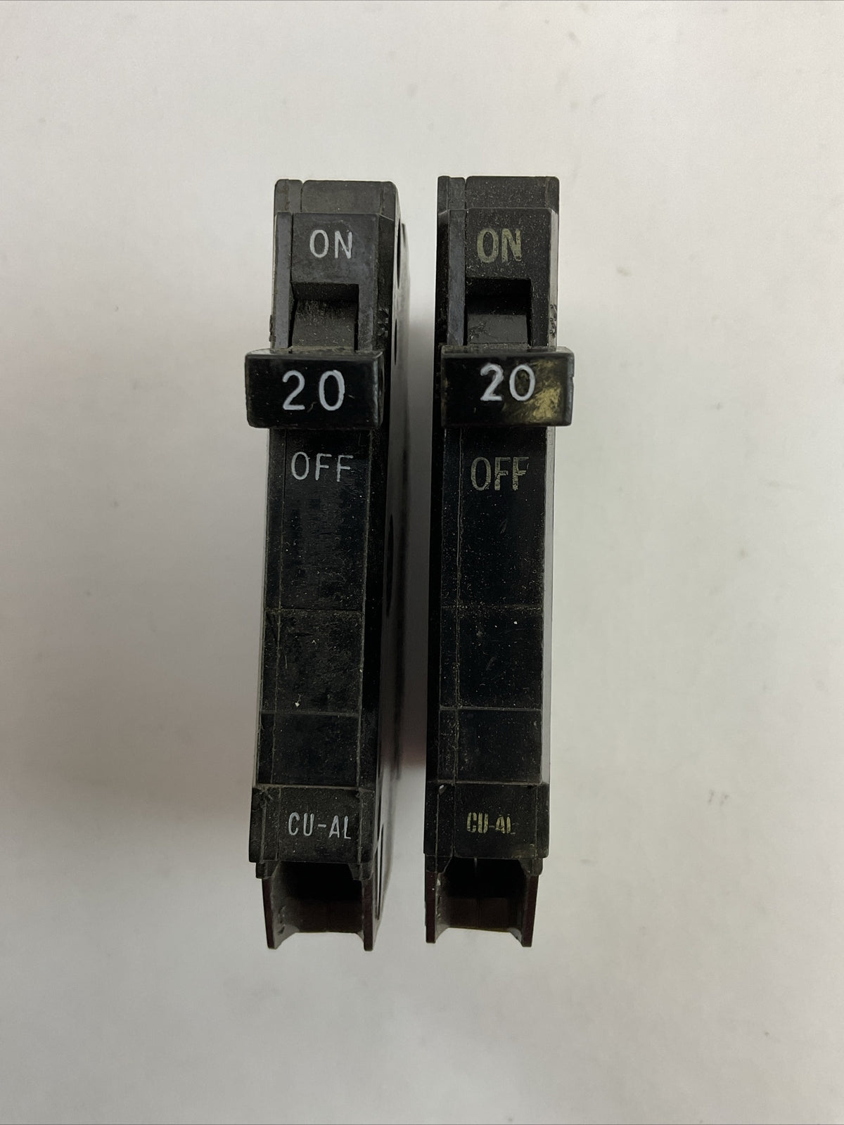 GE TQP120 PLUG IN CIRCUIT BREAKER 1POLE 20AMP 120/240VAC (LOT OF 2)