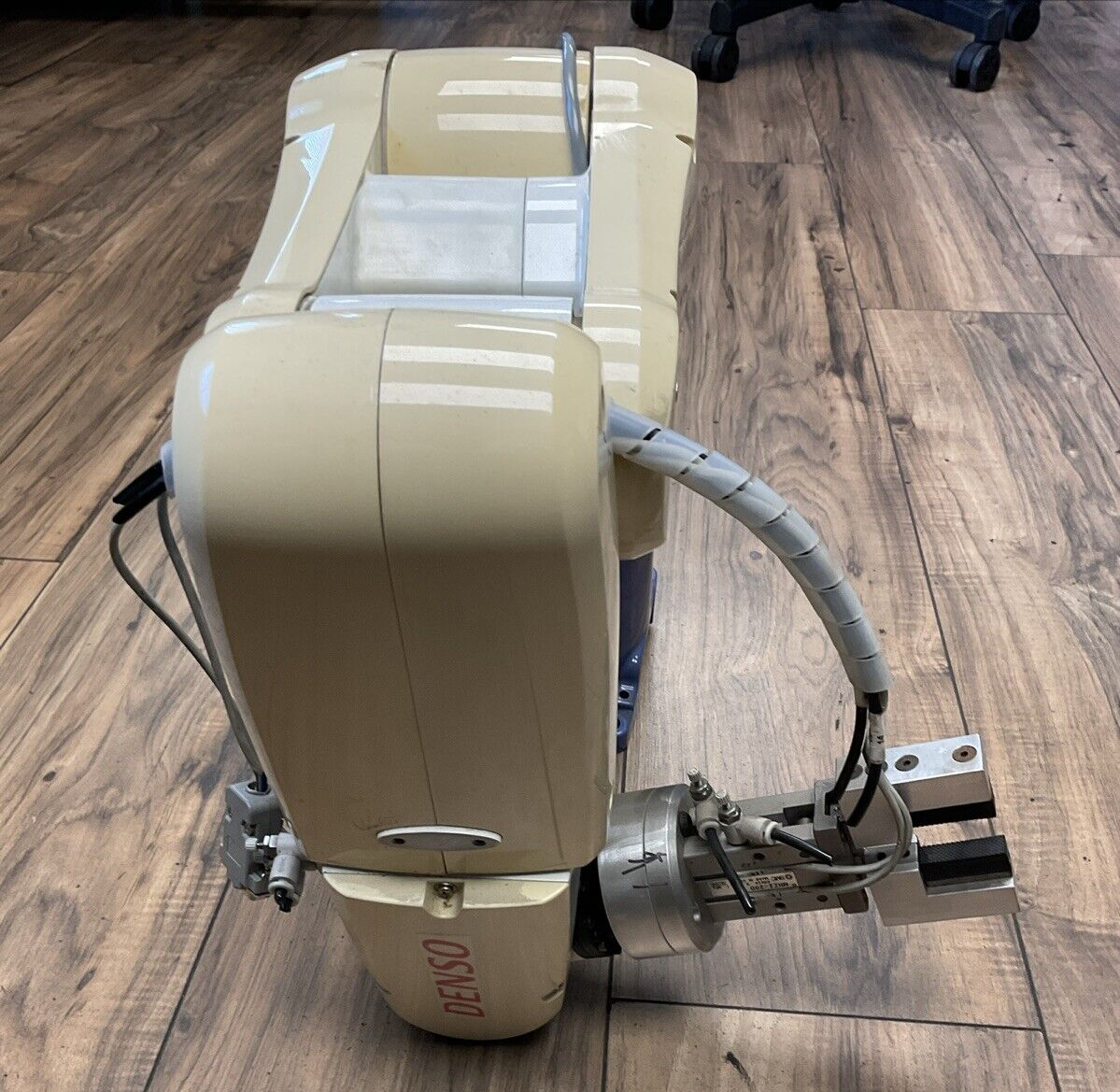 DENSO VP-6242M INDUSTRIAL AXIS ROBOT ARM WITH DENSO RC8A ROBOT CONTROLLER