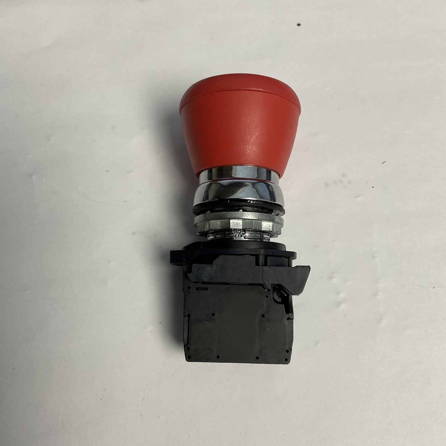 ALLEN-BRADLEY - 800F-N3R SER. B - RED PUSH BUTTON