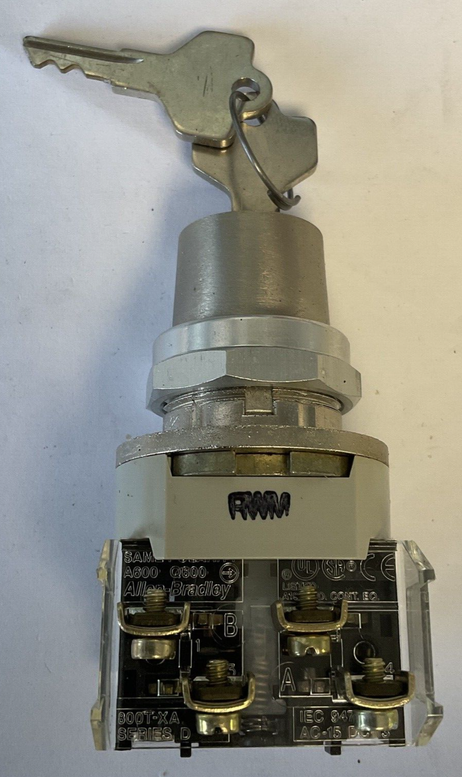 ALLEN BRADLEY 800T-J5203KC1B KEYED SELECTOR SWITCH 3POS. SRPING RETURN SER.T