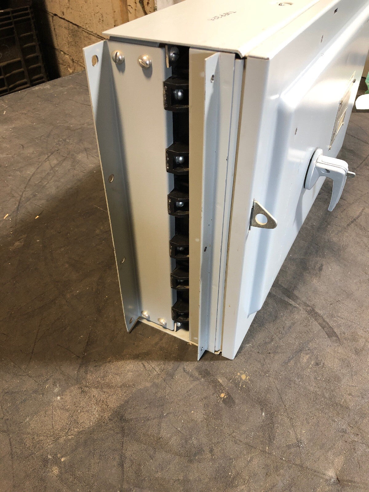 GE TYPE QMR THFP325 400 Amp 240VAC 250DVC Panelboard Unit W/Hardware
