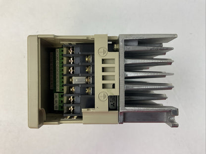YASKAWA CIMR-V7AM20P4 AC DRIVE OUTPUT 3PH 0-230VAC 0-400HZ 3A INPUT 200-230VAC