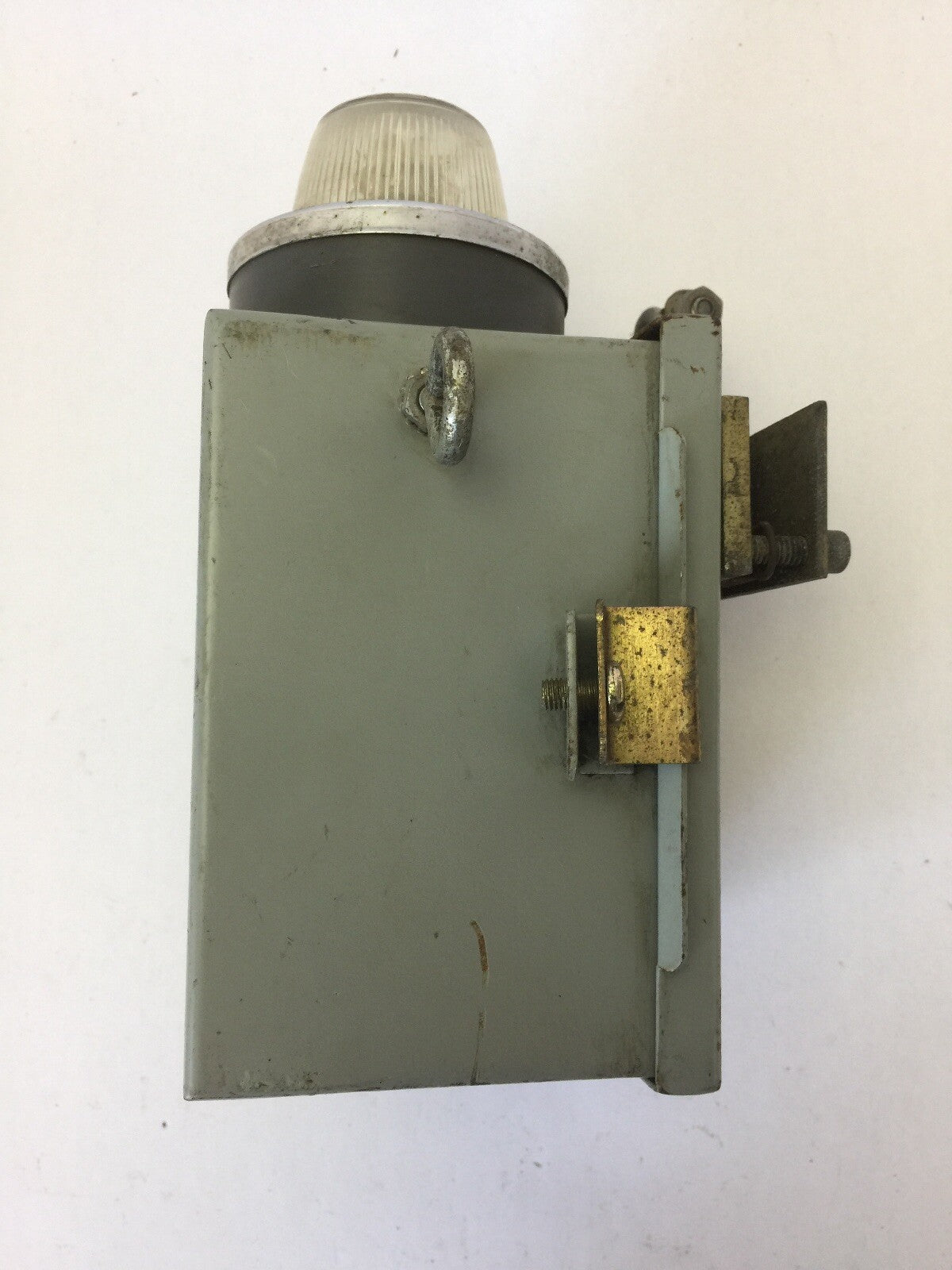 STRATOLITE #105 SAE-R(2)-72 D.O.T. PM-392 ENCLOSURE MISSING/BROKE LED BULB