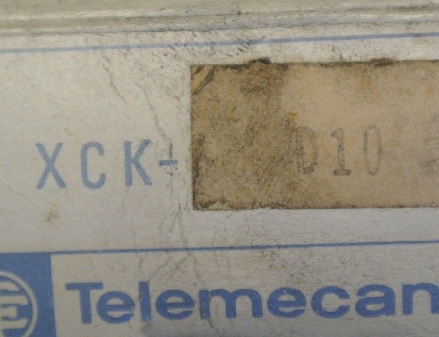 TELEMECANIQUE XCK-D10 LIMIT SWITCH PLUNGER-TYPE HEAD - NEW SURPLUS