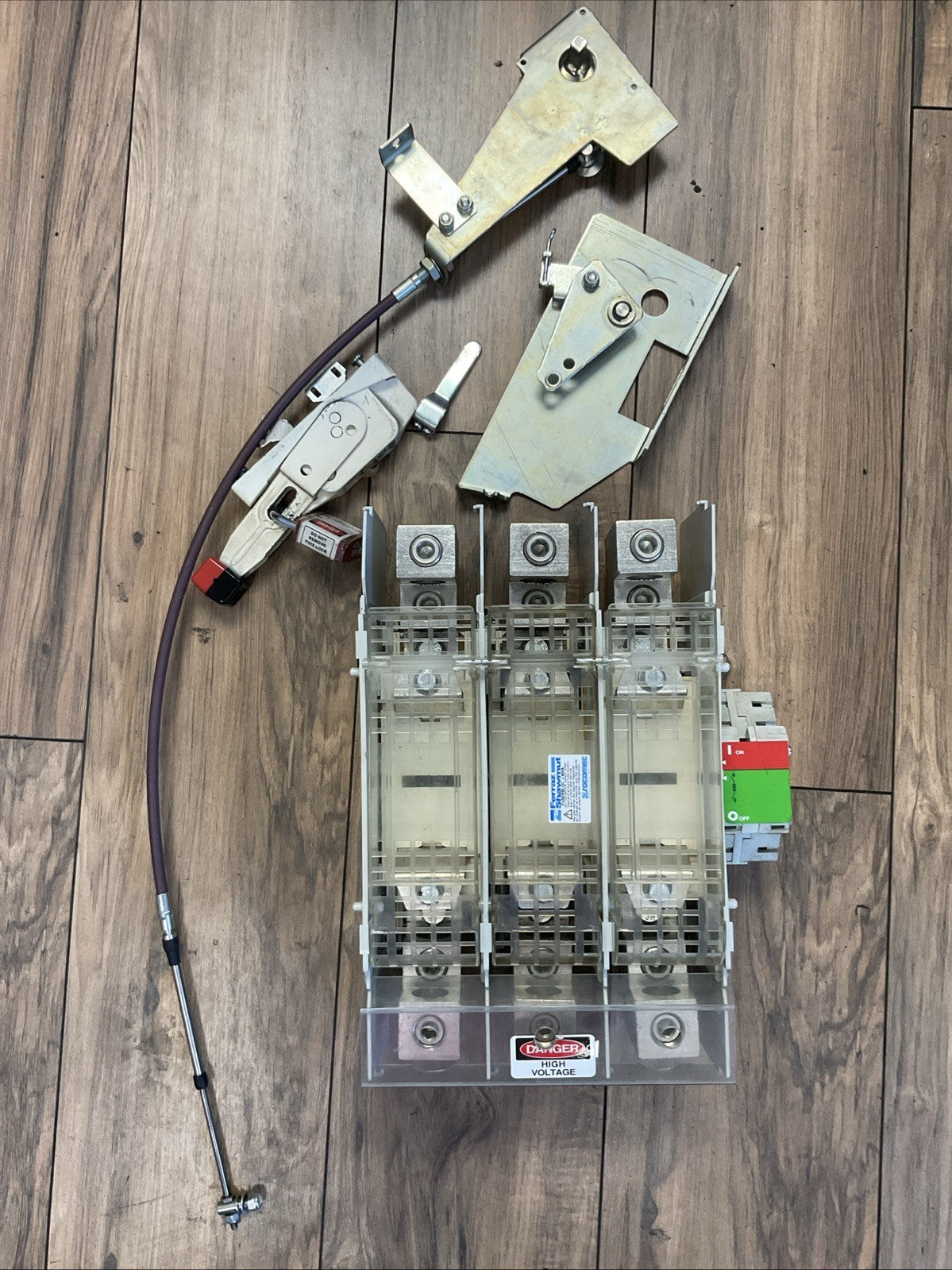 FERRAZ SHAWMUT FBJ400SO FUSIBLE DISCONNECT SWITCH 400A 600VAC 3PH 300HP 250VDC