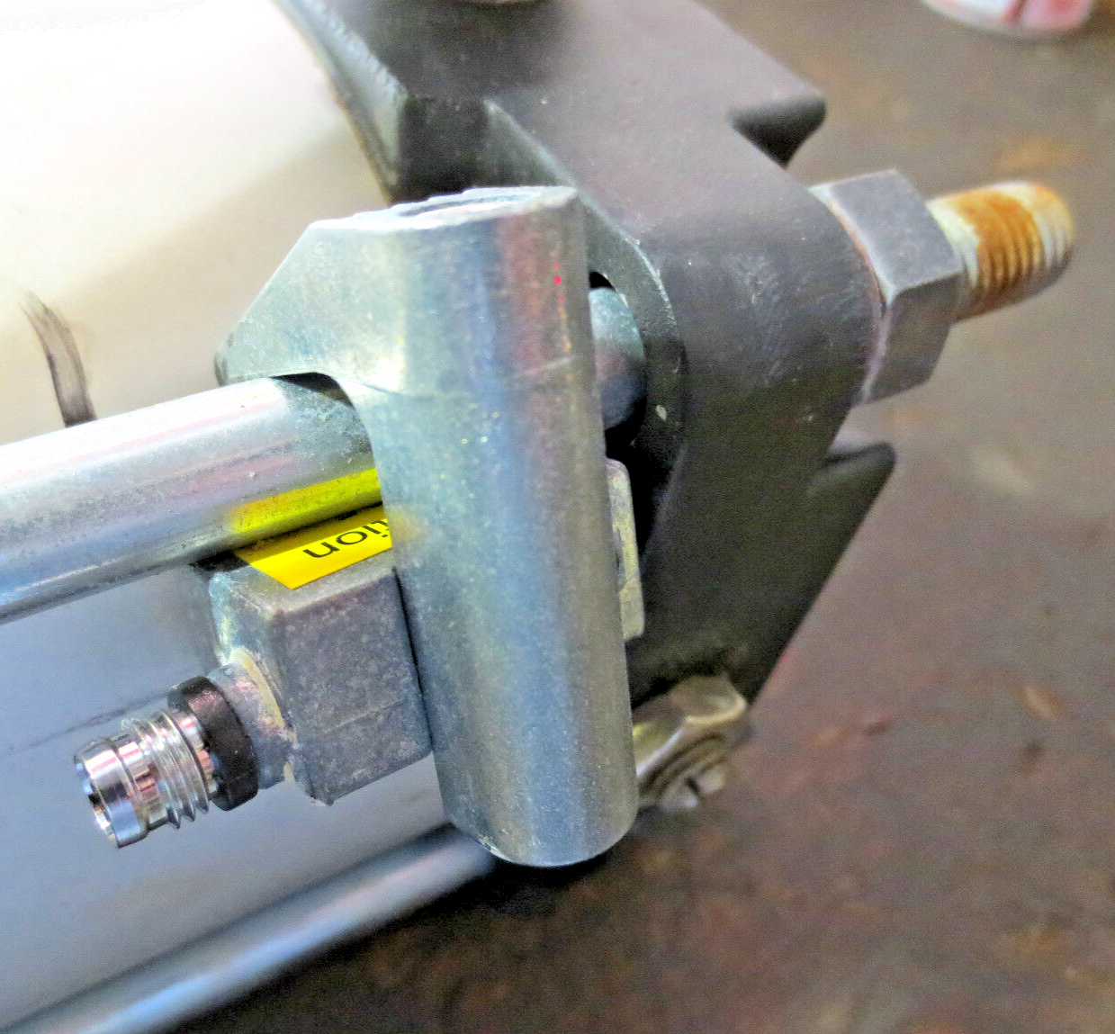 SMC CDLAFN100-700-D-X1US PNEUMATIC CYLINDER 145 PSI MAX PRESSURE 1.0 MPa
