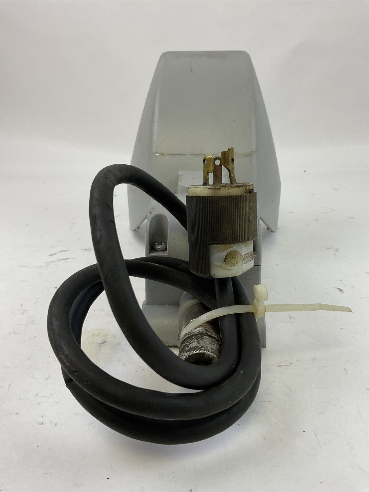 SCHMERSAL TFH 232-22 FOOT PEDAL AC-15 Ui 500V Uimp 6kV 240VAC 10A TYPE 5