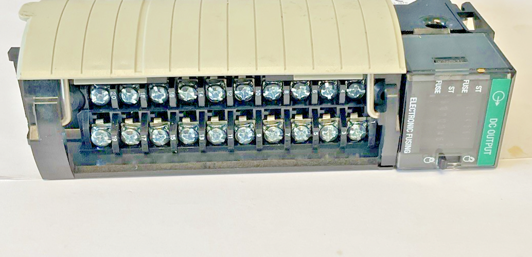 ALLEN BRADLEY 1756-OB16E D/O MODULE 16 POINT FW:3.004 SER.A