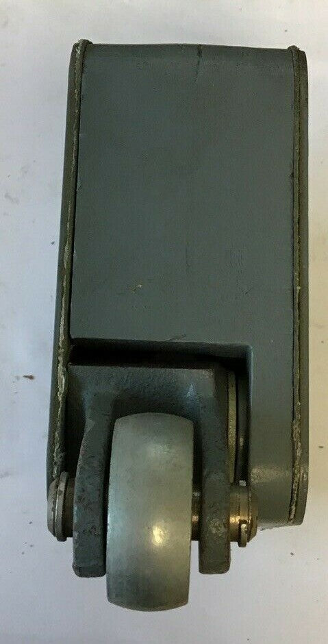 CUTLER HAMMER 10316H57A LIMIT SWITCH 2 1/4LBS 600V  RIGHT HAND
