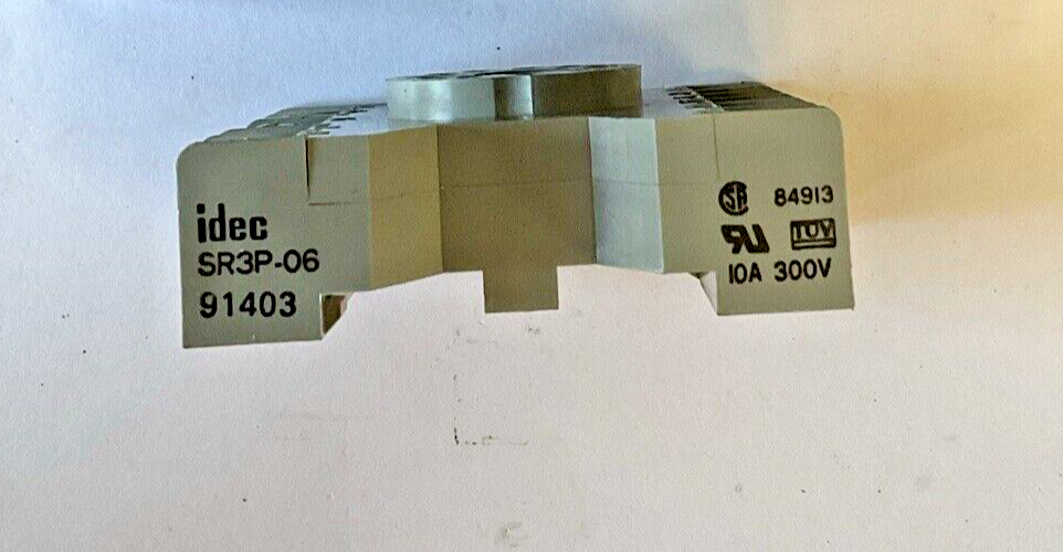 IDEC SR3P-06 RELAY SOCKET BASE 10A 300V ***LOTOF5***