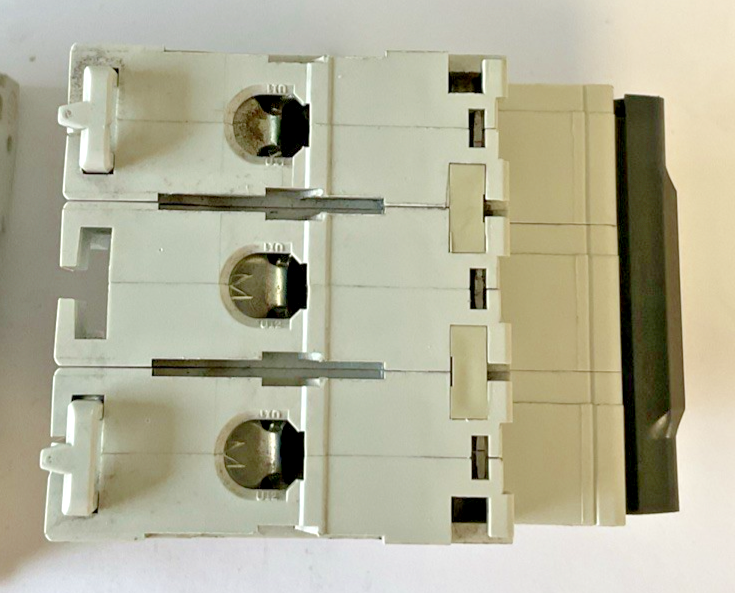 SCHNEIDER ELECTRIC C60 CIRCUIT BREAKER MULTI 9 D 4A 240VAC 10KA ***LOTOF2***