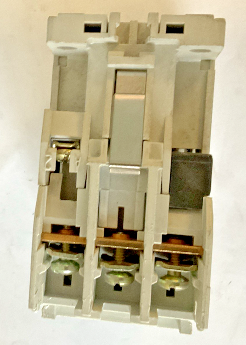 CUTLER HAMMER CE15DNS3 CONTACTOR SER.B118A 600V 60HZ 3POLE