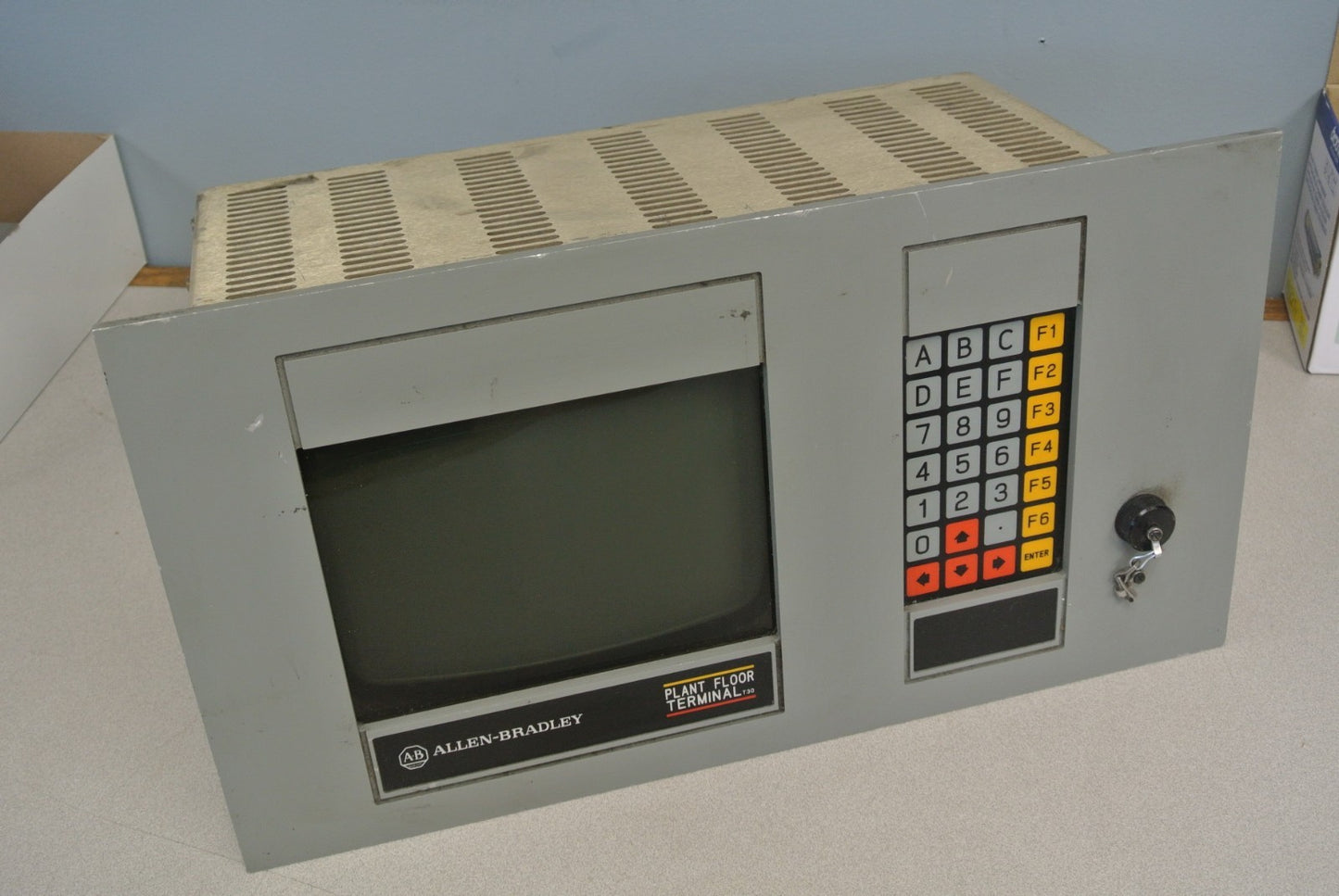 ALLEN-BRADLEY 1784-T30G PLANT FLOOR TERMINAL / 9" GREEN SCREEN / 966998-010