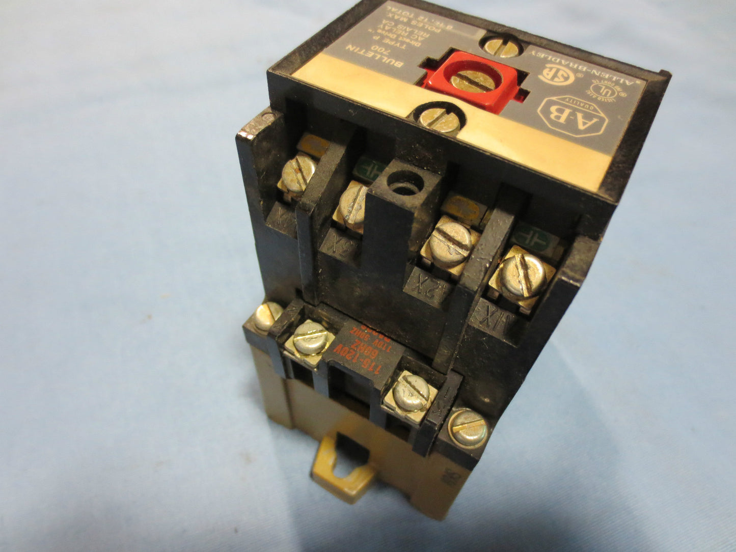 ALLEN-BRADLEY 700-P400A1 Ser. A - AC RELAY / w/ 700-PB40
