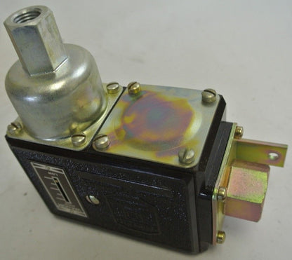 SQUARE D 9016 BSG-1 VACUUM SWITCH - OPEN - 3", CLOSE 7" - NEW SURPLUS