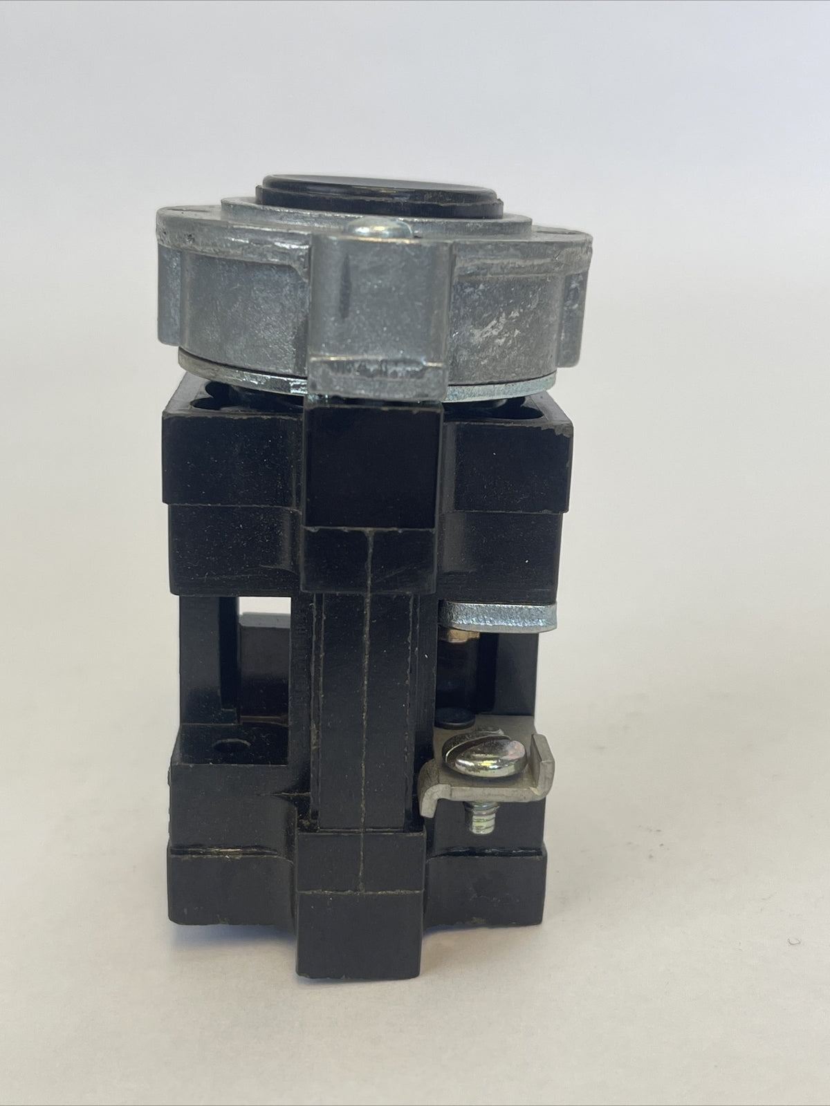 CUTLER HAMMER 10250H479-12 1076 PUSHBUTTON OPERATOR BLACK P.B. BASE MTG.