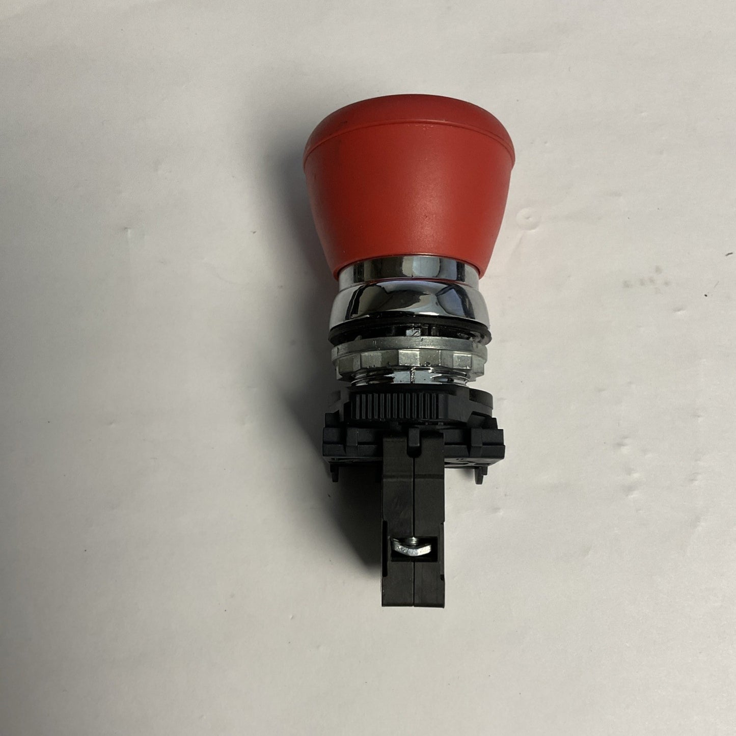 ALLEN-BRADLEY - 800F-N3R SER. B - RED PUSH BUTTON