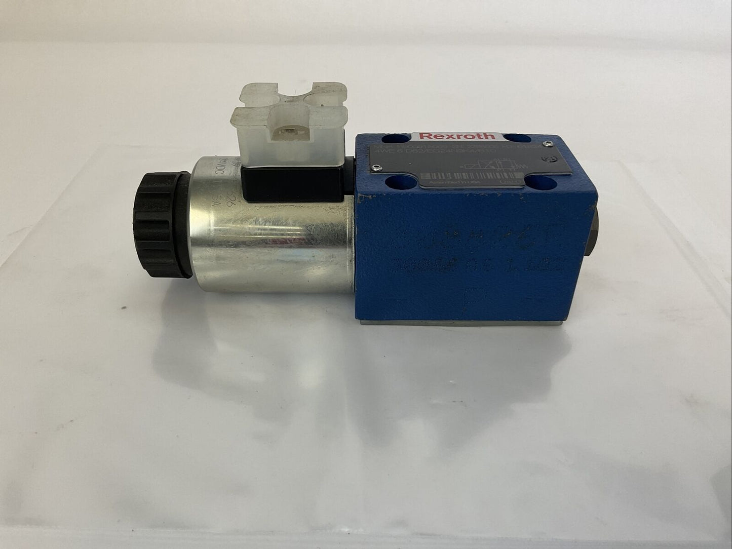 REXROTH R900915069 DIRECTIONAL CONTROL VALVE 24VDC