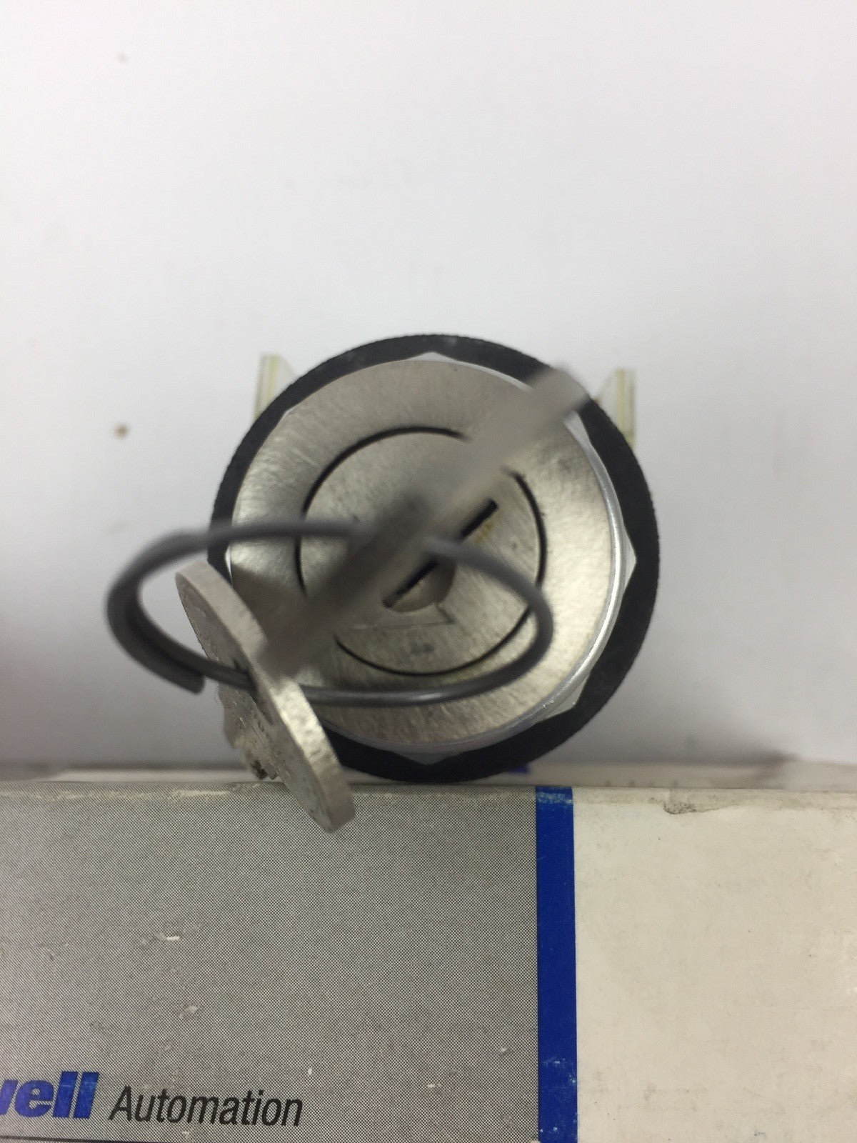 ALLEN BRADLEY 800T-H51A SELECTOR SWITCH SER T KEY 2 POSITION SPRING RETURN