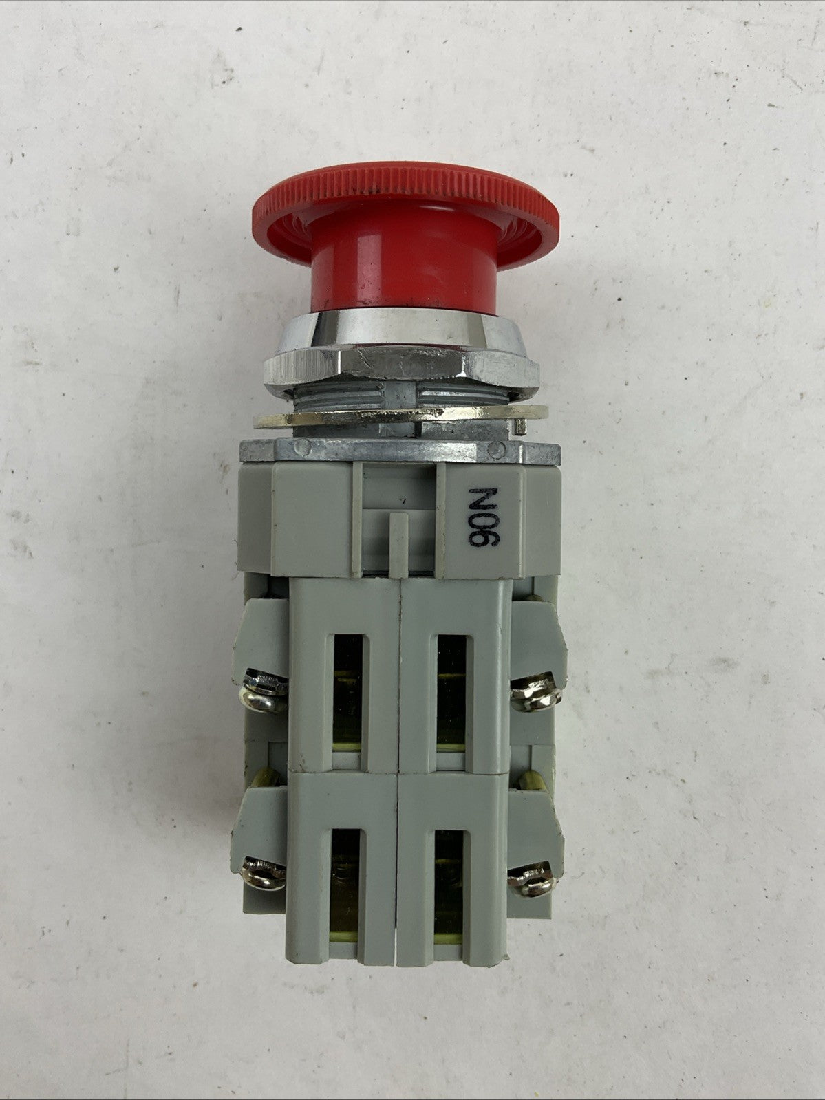 IDEC AVD311N-R RED TWIST-RELEASE EMERGENCY STOP MUSHROOM BUTTON