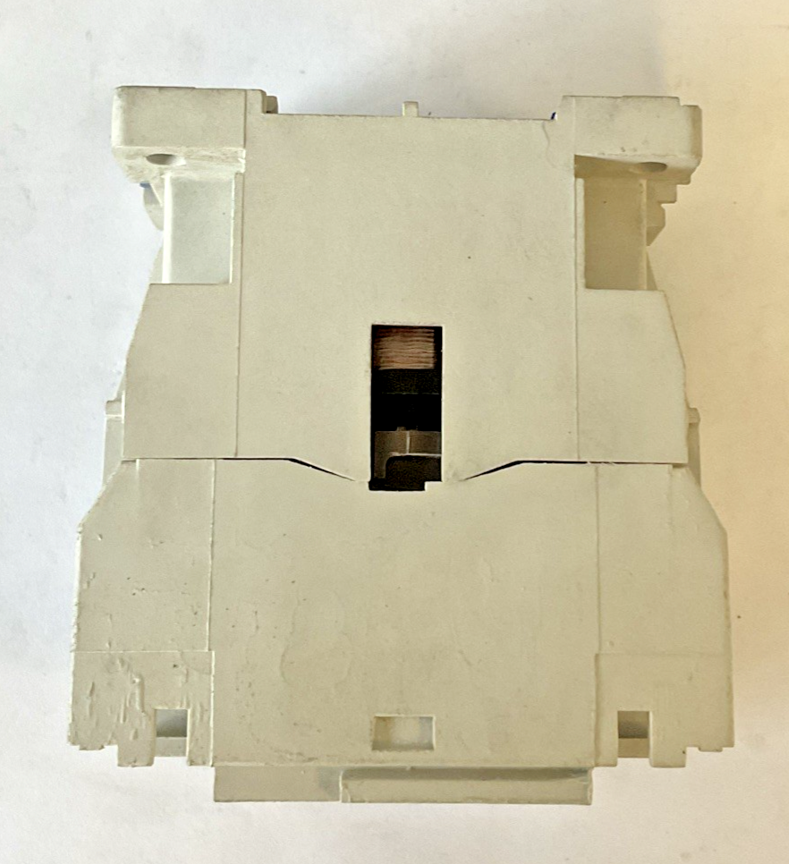 CUTLER HAMMER CE15DNS3 CONTACTOR SER.B118A 600V 60HZ 3POLE