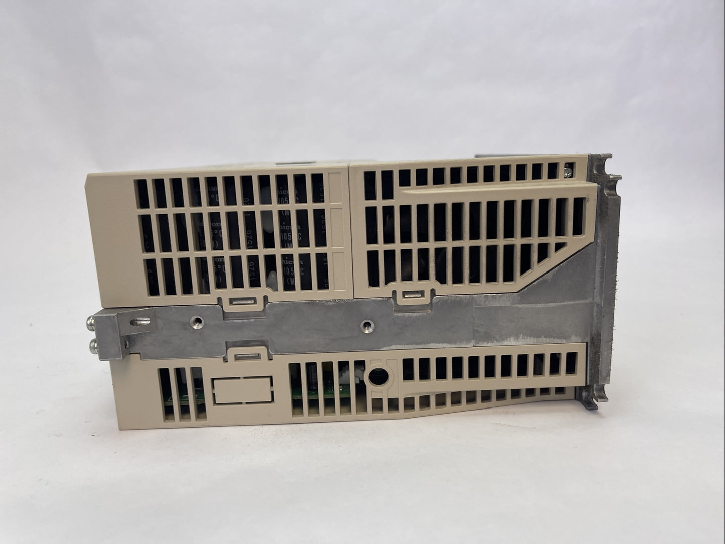 YASKAWA SGD7S-330AA0A SERVOPACK OUTPUT 3PH 0-240V 0.3A INPUT 3PH 200-240V 25A