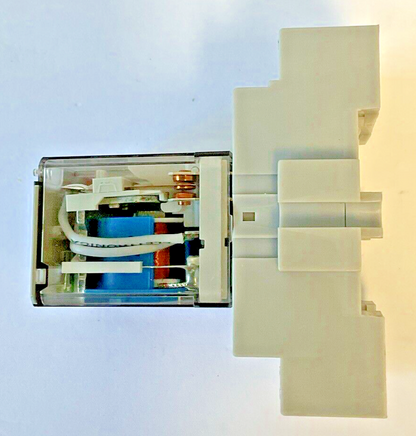ALLEN BRADLEY 700-HN139 SOCKET 10A 300V W/ 700HF34Z24-4 RELAY 12A 24VDC SER.C
