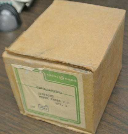 GENERAL ELECTRIC CR2940AP320D OILTIGHT PUNCH PRESS PUSHBUTTON / NEW SURPLUS
