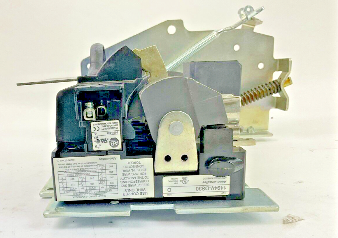 ALLEN BRADLEY 1494V-DS30 FUSIBLE DISCONNECT SWITCH SER.D  W/ 1494V-FS30 SER.D